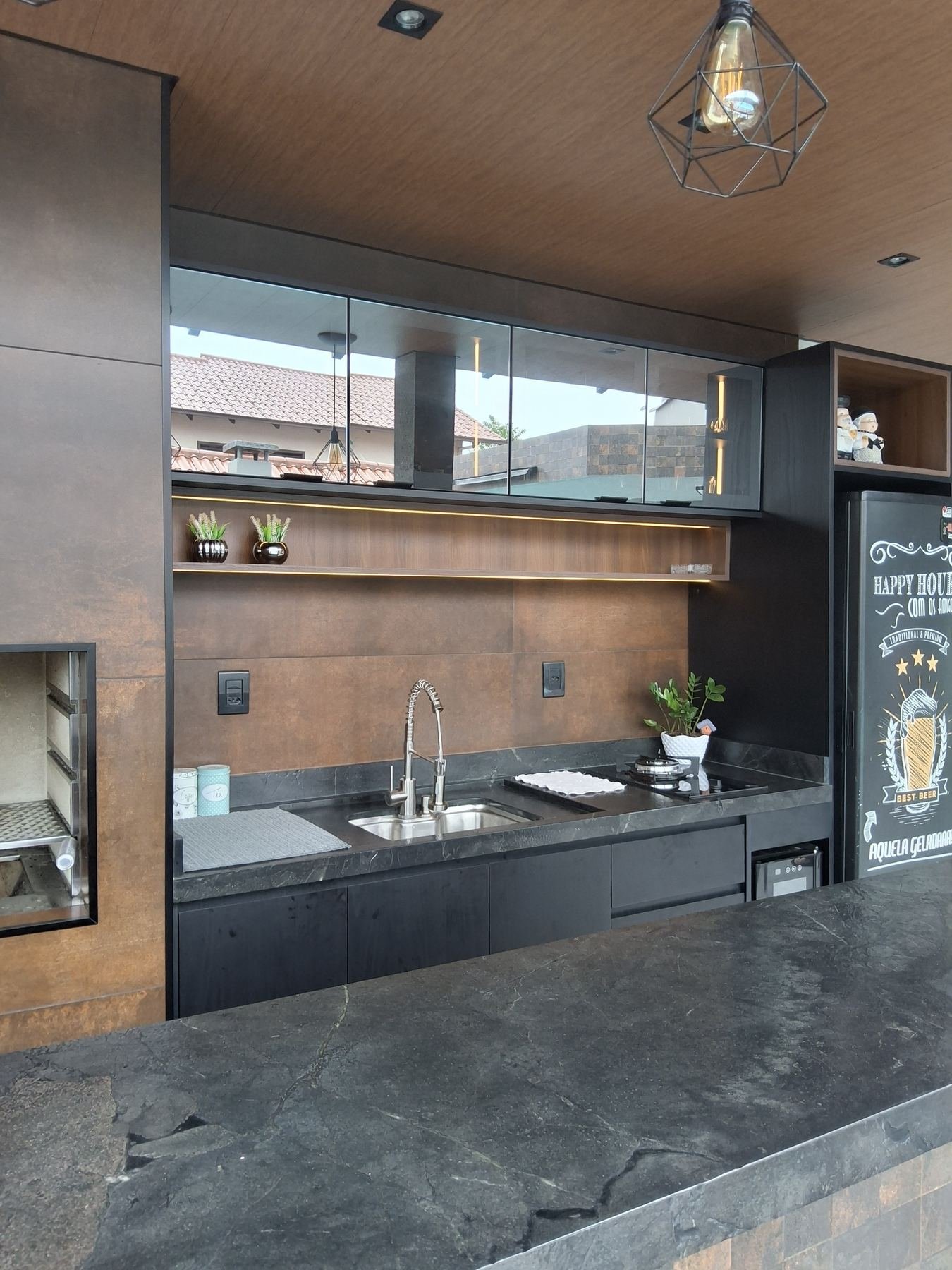 Área gourmet planejada com adega e bancada