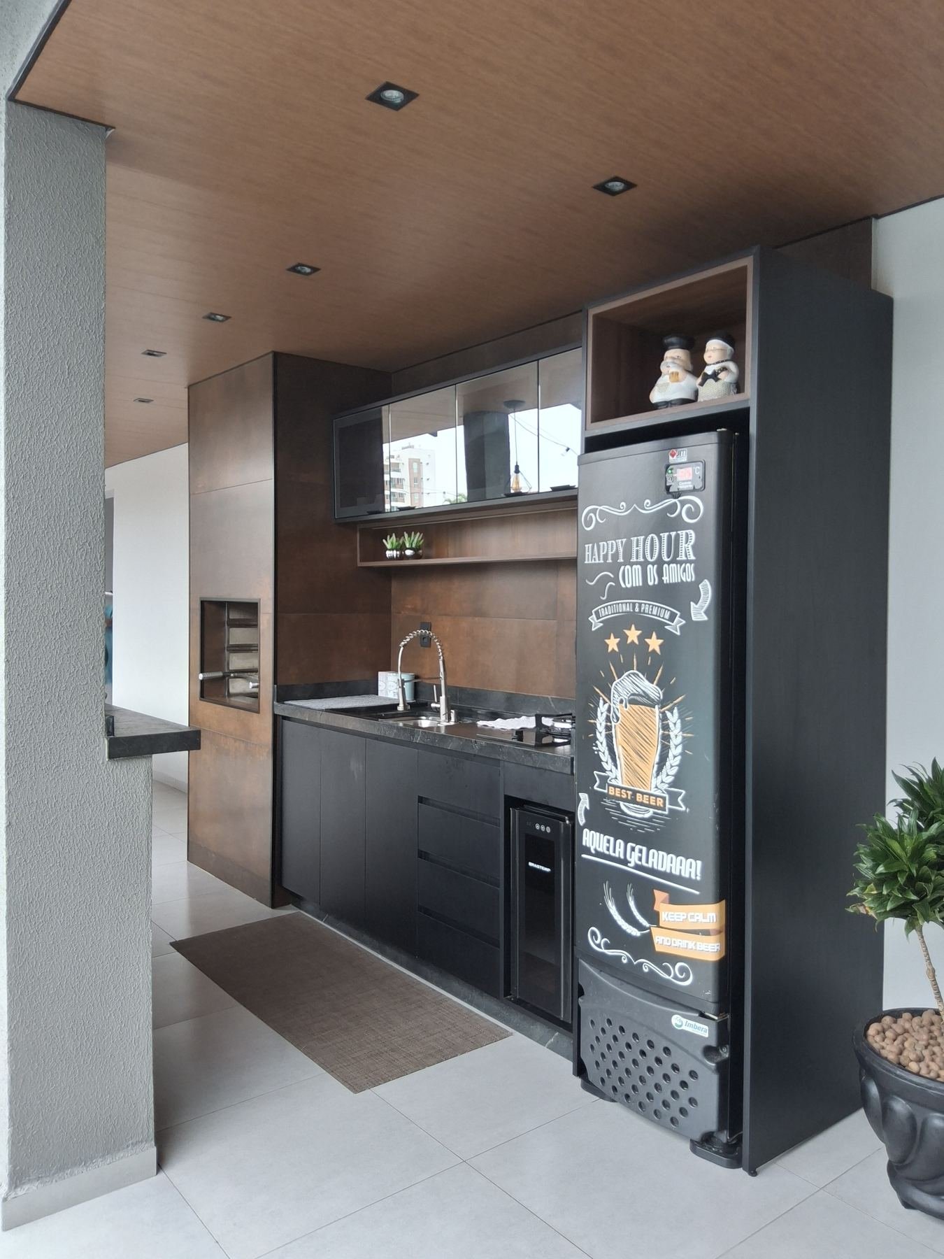 Área gourmet planejada com armário para adega e nicho decorativo