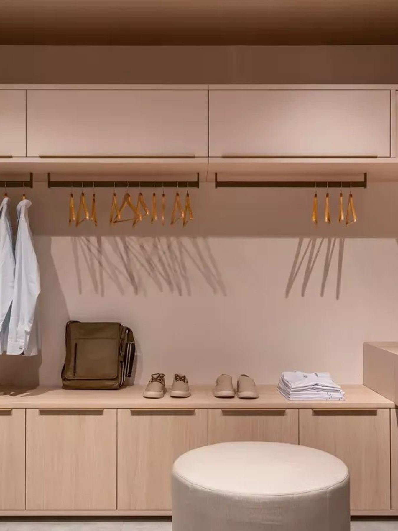 Closet planejado com bancada, cabideiro e nicho para calçados