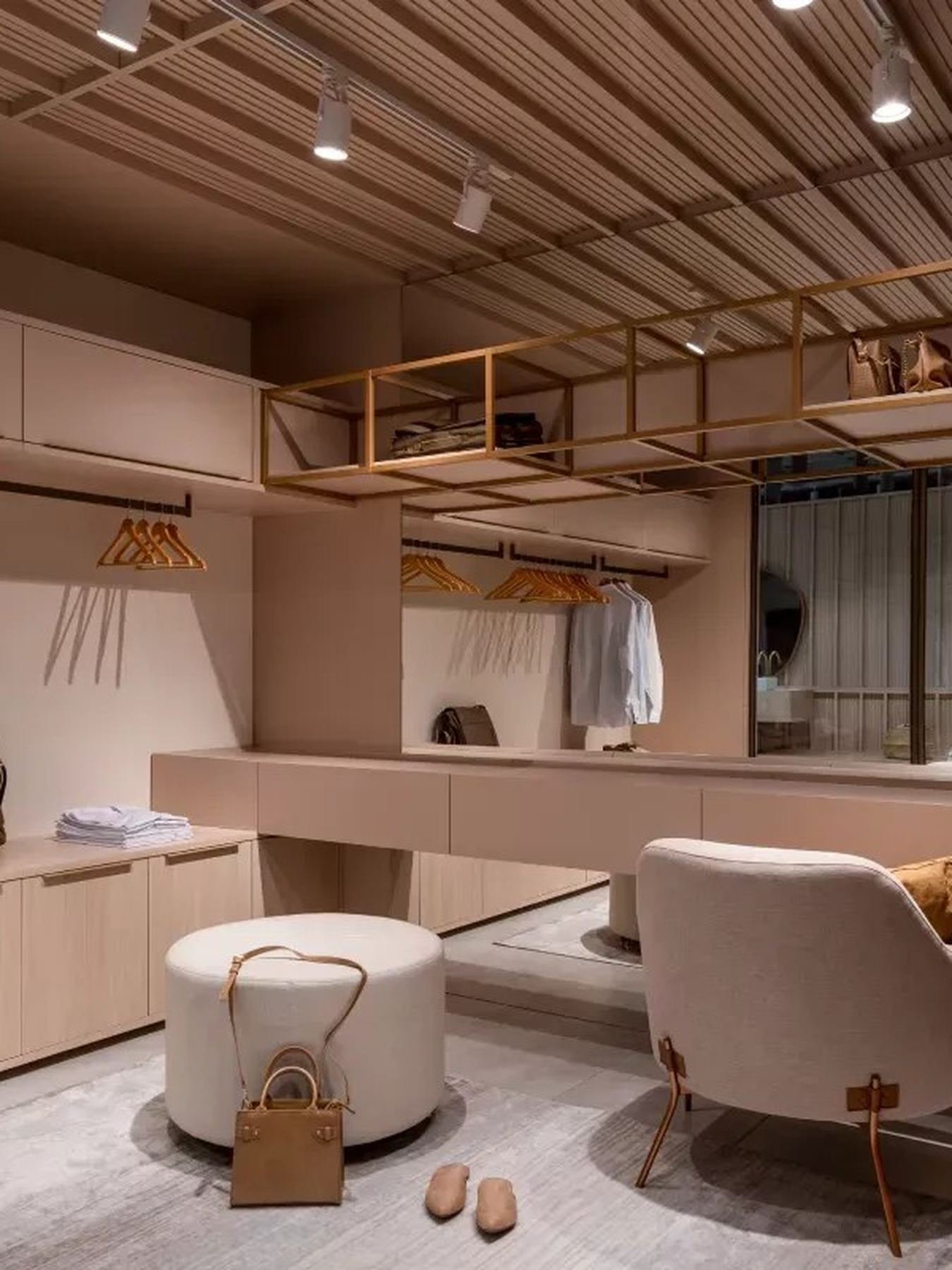 Closet planejado com poltrona, puff e bancada com espelho